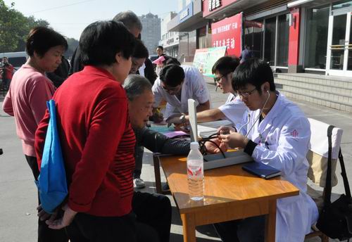 医院组织医务人员参加“服务百姓健康”行动大型义诊活动